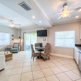 100' from the beach, Charming 1BR Beachside Retreat, hotel in Siesta Key