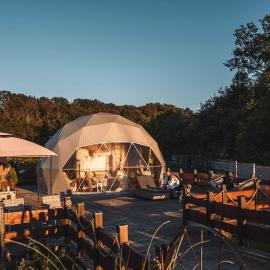 Romantic Dome - Private Hot Tube, Sauna & Lake view, hotelli kohteessa Wapnica