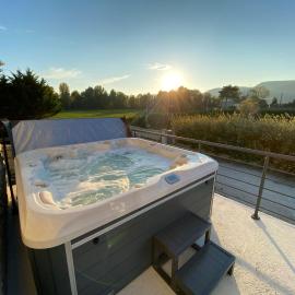 La Bâtisse, Jacuzzi Privatif et Terrasse, hotel v destinaci Livron-sur-Drôme