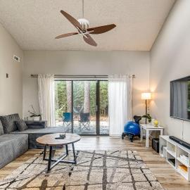 Pet-Friendly Raleigh Townhome Near Medical Centers, hotel in Raleigh