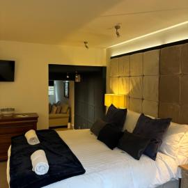 Otter Hollow - a spacious central apartment