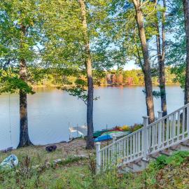 Cozy Long Pond Winter Retreat: Waterfront Gem!, Hotel in Barrington