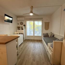 Studio 4pers rénové avec jardin et place privée, hotel in Saint-Cyr-sur-Mer