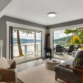 Hood Canal Escape- upscale meets the rocky shores!, hotel em Belfair