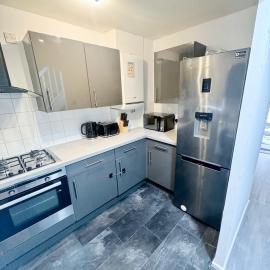 Modern 2-Bed w Parking & Garden, khách sạn ở Woolwich
