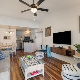 Serene Zen King Bed Condo - Half Mile from Beach, hotel en Melbourne