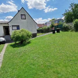 Ferienhaus Kassel Glockenbruchweg, Familien Resort mit 800qm umzäunten Garten, Grill Pavillon, kleinen Pool ,Gratis Frühstück, Parkplätze, WiFi, so Privat wie zu Hause, hotel a Kassel