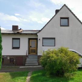 Privates Ferienhaus mit 800qm umzäunten Garten und Grill Pavillon, 4 Zimmer und Wohnzimmer, Küche, Bad WC, inkl Gratis Frühstück, Parkplätze, WiFi, so Privat wie zu Hause, in Kassel am Glockenbruchweg, hotel a Kassel