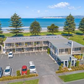 Whispering Sands Beachfront Motel, готель у місті Гісборн