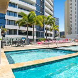 Ocean View 3 BR Apt Broadbeach