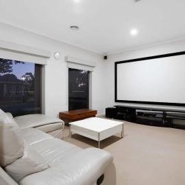 Family Home with Home Theater in Tarneit, hotel v destinácii Tarneit