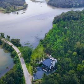Stayvista at The Rivernook - Harangi Riverfront View - 4BR Villa, Hotel in Jambur