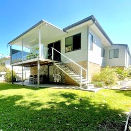 Whale Tales - end of Season - 5 mins to Headland, hotel in Port Macquarie