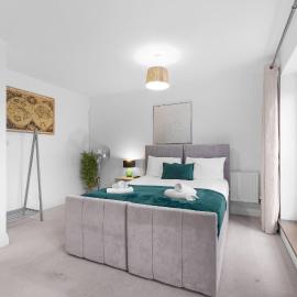 Foxherne 6BDR 3BA Serviced House with Parking - Slough By 360Stays