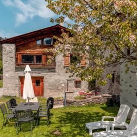 Sunny, rustical 5 room cottage in Valposchiavo, hotel in Poschiavo