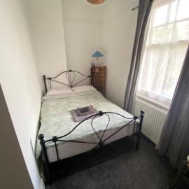 EGHAM LOVELY STUDIO SELF CONTAINED 2 mins station, hotel sa Egham