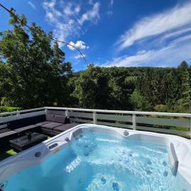 Gîte perché en bordure de forêt - Jacuzzi privatif، فندق في Ban-de-Laveline
