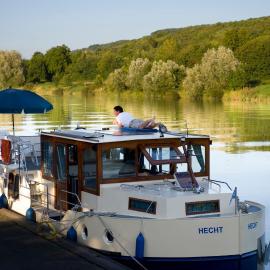 Houseboats at Niderviller Marina by Kuhnle-Tours, hotel in Niderviller