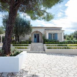 Thea Estate، فندق في Kelliá