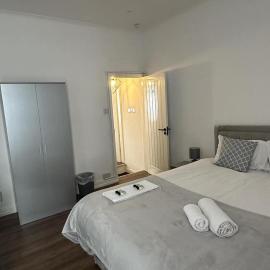 Spacious Home Sleeps 6 with Parking, hotel in Stoke on Trent