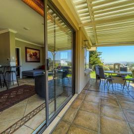 Spacious mountain-view haven