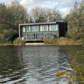 Luxury Lakeside House at Lakes by Yoo, hotel em Lechlade