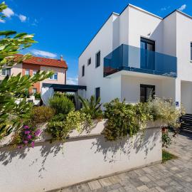 Villa Essenza Mare in Vodice with private pool & pet friendly - only 650 meters from the beach, Hotel in Vodice
