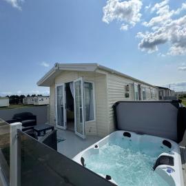 Fantasy Island - Eastgate E5 - The Sierra with Hot Tub - Coastal Caravan Breaks, hotell i Ingoldmells