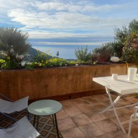studio vue mer la turbie, hotel in La Turbie