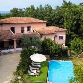 Villa with Garden near Rome for Groups & Families, hotel u gradu Orte