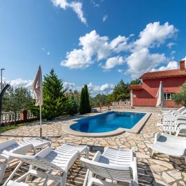 Villa Marić, a charming villa with a beautiful poolside โรงแรมในKrapan