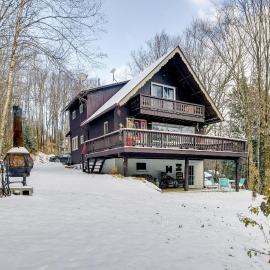 Pet-Friendly Home w/ Deck: 4 Mi to Jay Peak Resort، فندق في Montgomery Center