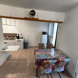 Apppartement dans maison avec terrasse plein sud , Netflix, parking et fibre
