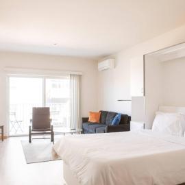 East Side Studio Apt - Near Brady St and Fiserv with Balcony, hotel en Milwaukee