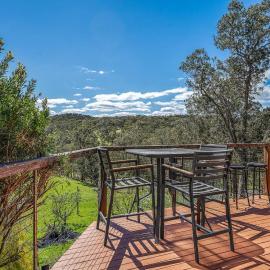 Tranquil Cottage with Valley and Hills Views، فندق في Wonga Park