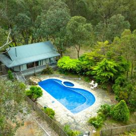 Country Charm Cottage with Pool and Forest Views, viešbutis mieste Wonga Park