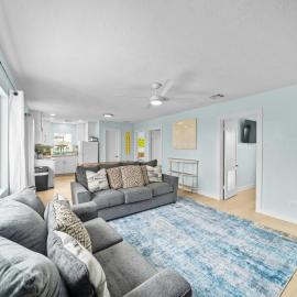 Classic, Cozy Bungalow With Large Deck Near Beach, hotel in Surfside