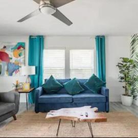 Beach House with Huge Deck and Great Views, hotel a Galveston