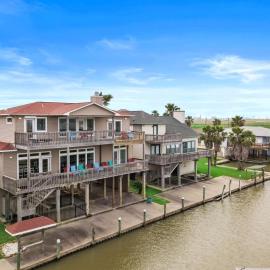Canal Front Fisherman Dream Home with Great Views, hotel v destinaci Surfside