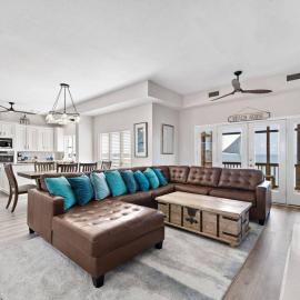 Jaw-dropping bayfront home with panoramic water views, boat slip, and cowboy pool, hotel i Galveston