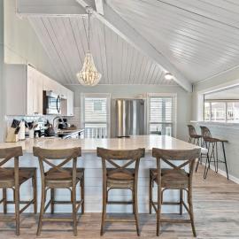 갤버스턴에 위치한 호텔 Canal Front Bungalow with Screened Patio and Kayaks