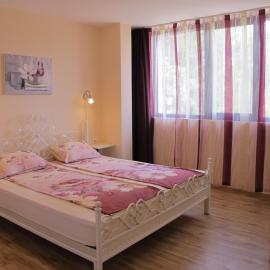 Guest House & Bistro Lefterova، فندق في كوتيل