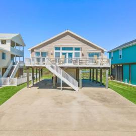 Cozy bungalow close to the beach with fire pit, hotel sa Galveston