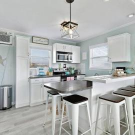 갤버스턴에 위치한 호텔 Coastal bungalow with huge yard, comfy deck and close to beach