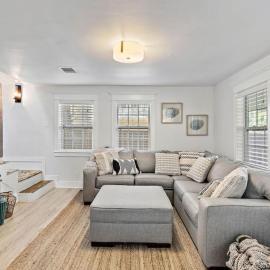 키마에 위치한 호텔 Cute bungalow with massive deck and fire pit, walk to Kemah Boardwalk