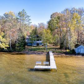 Sandy Shores Condo, hotel din Namekagon
