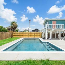 Modern bungalow with private pool, fire pit and game room, hotel in Galveston