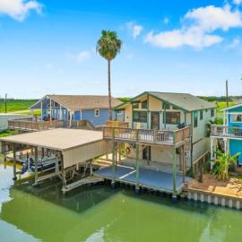 Waterfront beach house with the ultimate game room and two docks, hotel i Surfside