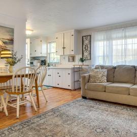 Steps to Eats & Craigville Beach! Cape Cod Cottage、Centervilleのホテル