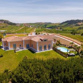 VILLA ALTUS near Ericeira with swimming pool, jacuzzi and 2 games room, hotel in Cambaia